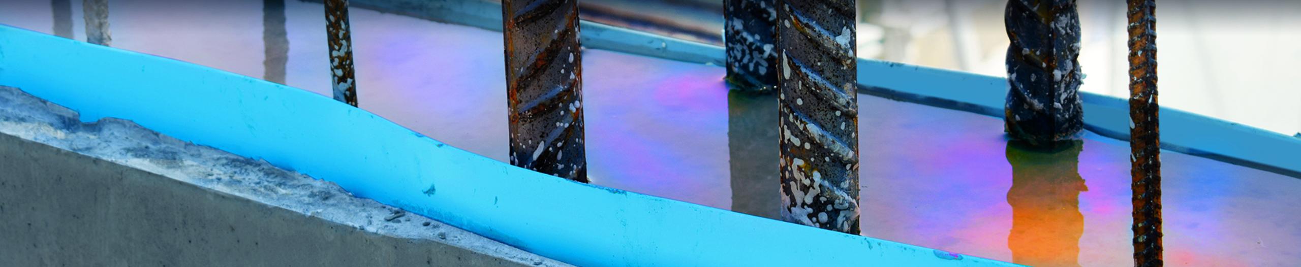 Rostflecken auf Sichtbeton durch Rostwasser an Bewehrung